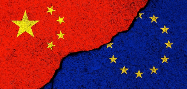 La Chine et l'Europe Drapeaux de l'Union fond Concept de politique économie culture et conflits guerre Amitiés et coopération Peint sur des murs en béton bannière photo