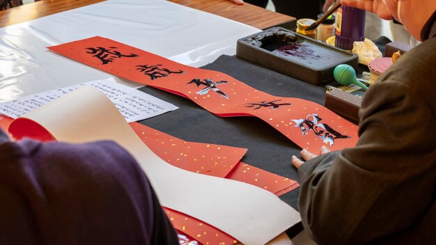 La Chine Fête du Printemps calligraphe manuscrit Fête du Printemps couplets pinceau