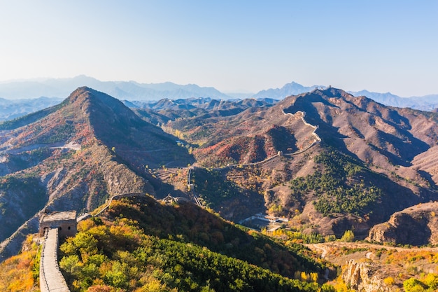 Chine, la Grande Muraille, s&#39;étendant dans les montagnes sinueuse