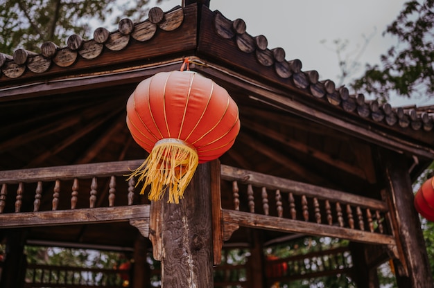 Chine voyage lanternes rouges chinoises accroché sur une pagode en bois ou un gazebo dans le parc naturel pour la bannière de la célébration lunaire du nouvel an chinois