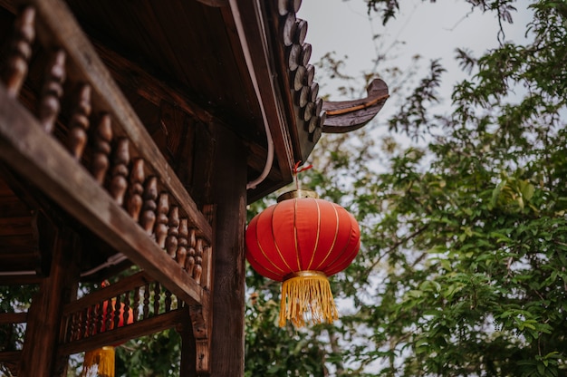 Chine voyage lanternes rouges chinoises accroché sur une pagode en bois ou un gazebo dans le parc naturel pour la bannière de la célébration lunaire du nouvel an chinois