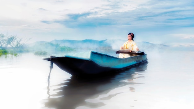 Une Chinoise joue de l&#39;instrument de musique traditionnel chinois sur les bateaux