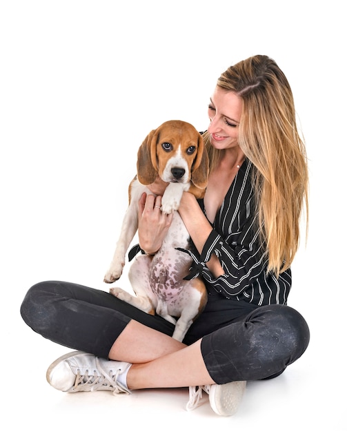 chiot beagle et femme