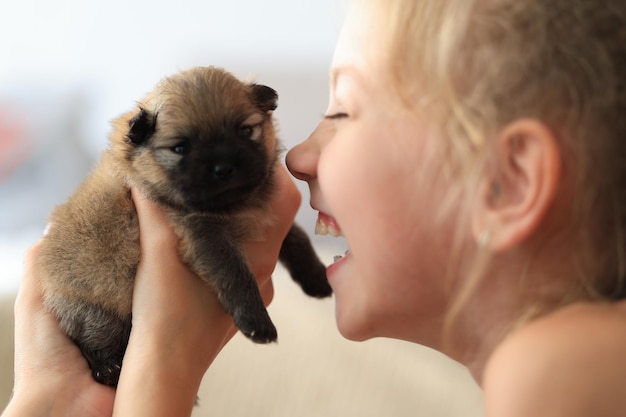 Photo des chiots en cadeau entre de bonnes mains une fille se réjouit d'un chiot nouveau-né d'un refuge