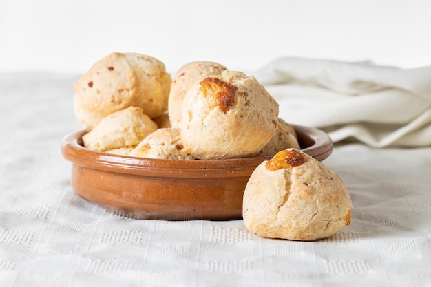 Chipa pain au fromage paraguayen typique sur fond blanc