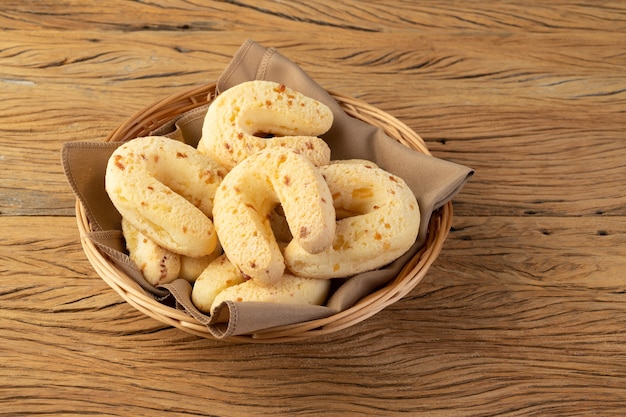 Chipas, petit pain au fromage sud-américain typique dans un panier sur une table en bois.