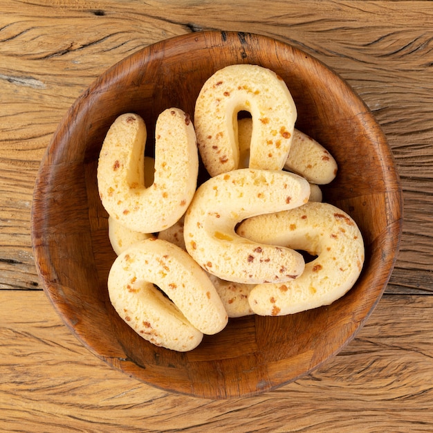 Chipas, petit pain au fromage sud-américain typique sur table en bois.