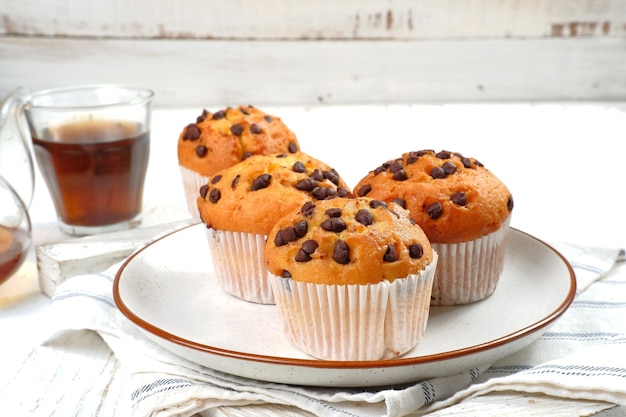 Chipmuffins au chocolat sur fond blanc