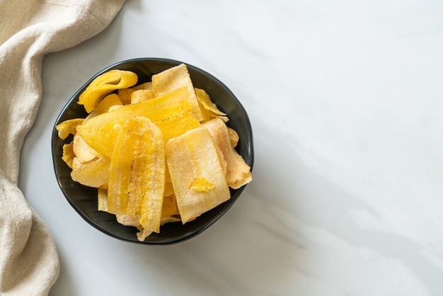 Chips de banane croustillantes - bananes tranchées frites ou cuites au four