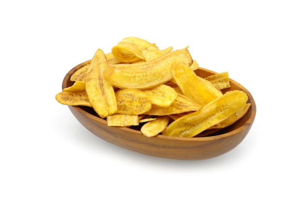 Chips de banane dans un bol en bois isolé sur fond blanc