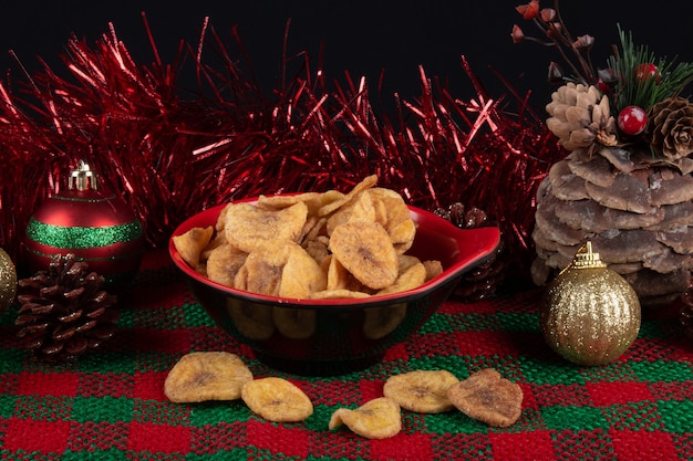 Chips de banane dans un bol sur un fond de Noël