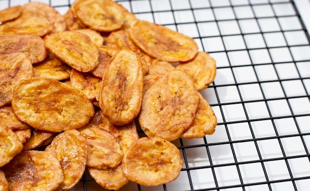 Chips de banane sur fond blanc