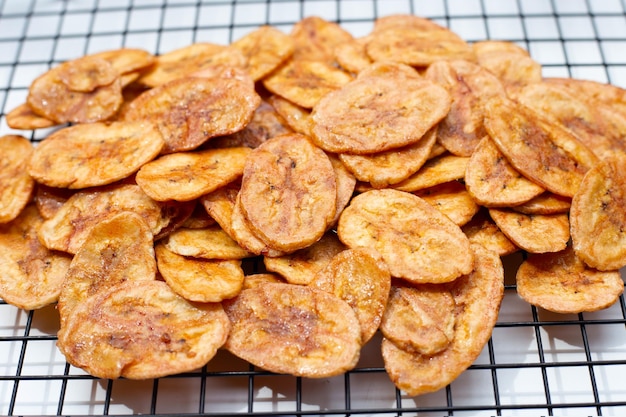 Chips de banane sur fond blanc