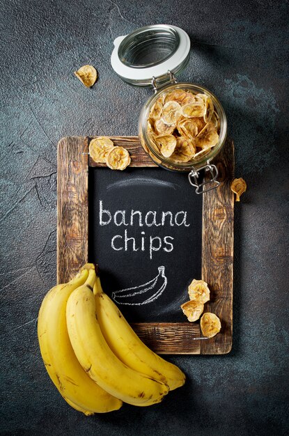 Photo chips de banane maison dans un bocal en verre