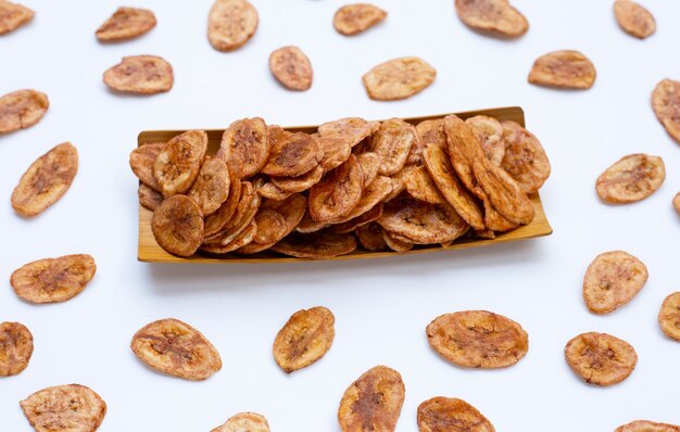 Chips de banane sur surface blanche