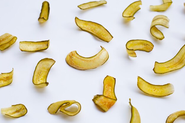 Photo chips de banane verte avec peau