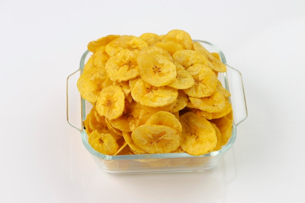 Chips de bananes séchées ou gaufrettes de bananes joliment disposées dans un bol en verre