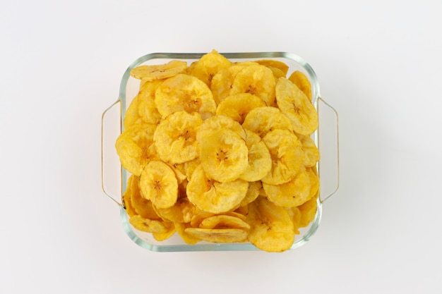 Chips de bananes séchées ou gaufrettes de bananes joliment disposées dans un bol en verre