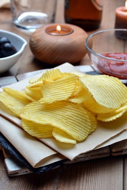 Chips et bière accompagnées d&#39;olives