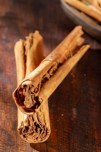 Chips de cannelle sur bois rustique vue rapprochée