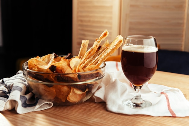 Chips et crackers à la bière. Menu de tir publicitaire