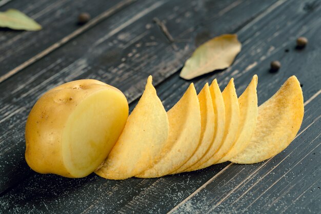 Chips croustillantes et pommes de terre crues