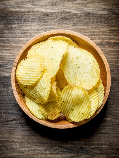 Chips dans un bol en bois