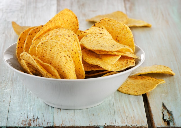 Chips dans un bol sur table en bois