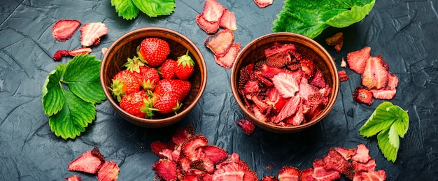 Chips de fraises aux fruits.