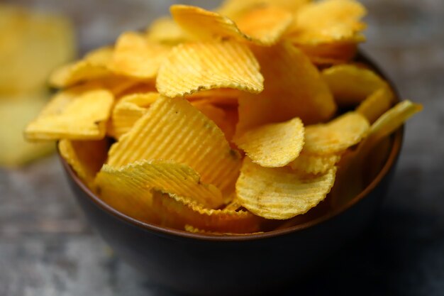 Chips de fromage dans un bol.