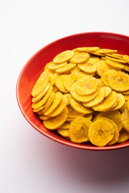 Des chips ou des gaufrettes faites maison saines de Kela ou de banane servies sur fond de mauvaise humeur, mise au point sélective