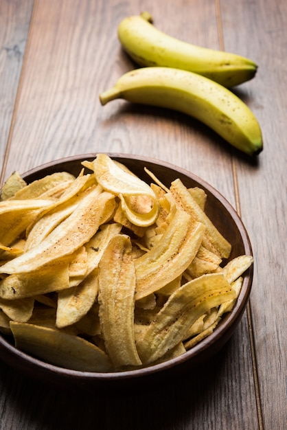 Chips ou gaufrettes maison saines Kela ou banane servies sur une surface de mauvaise humeur, mise au point sélective