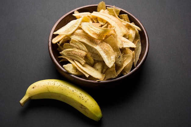 Chips ou gaufrettes maison saines Kela ou banane servies sur une surface de mauvaise humeur, mise au point sélective