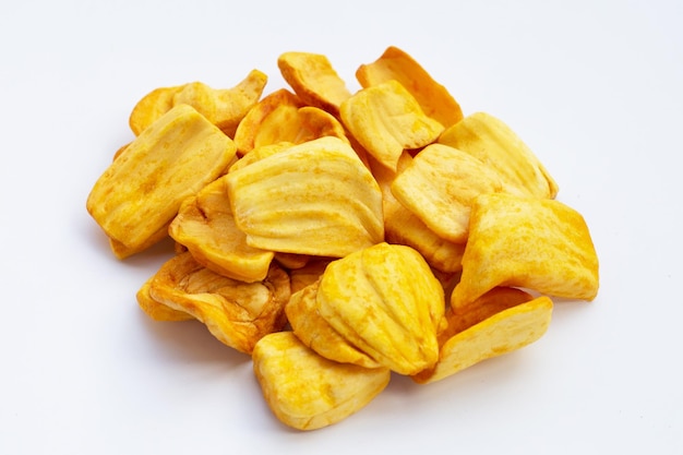 Photo des chips de jackfruit sur fond blanc