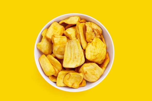 Chips de jacquier sur fond jaune