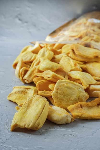 Chips de jacquier séchées avec fond blanc