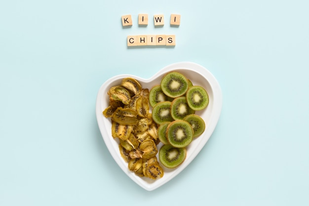 Chips de kiwi séchées et fraîches sur bleu