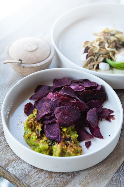 Chips de légumes à la betterave et guacamole