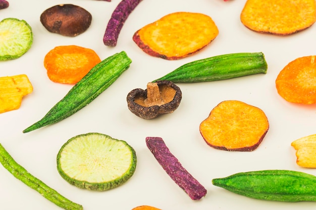 Chips de légumes colorés, régime biologique et nourriture végétalienne.