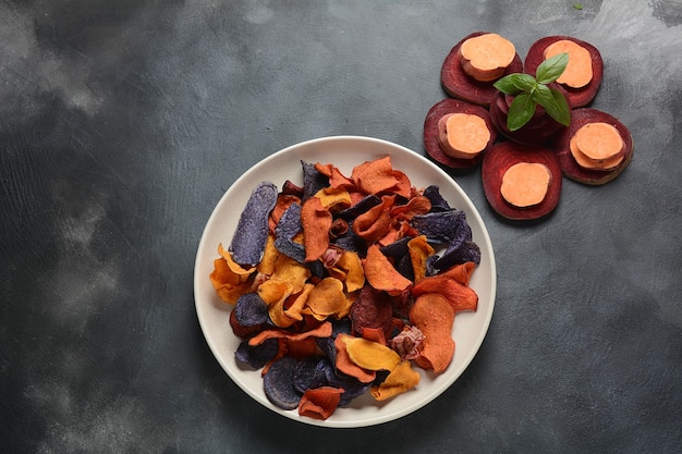 Chips de légumes cuits au four - patate douce grenat, patate douce violette, carotte et betterave.