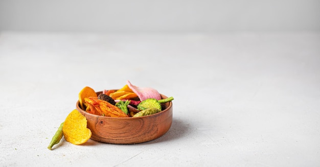 Chips de légumes frits déshydratés végétariens dans un bol