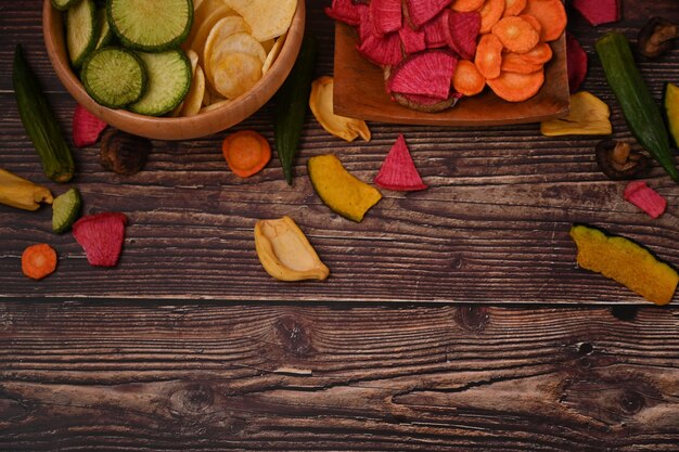 Chips de légumes maison sains sur table en bois.