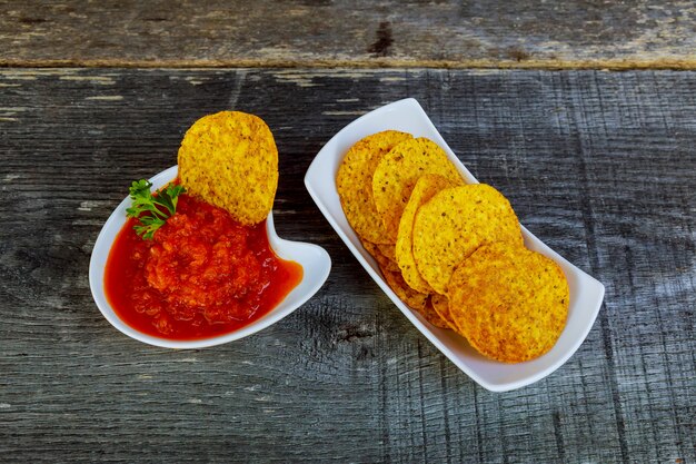 Chips de maïs Nachos avec sauce épicée adjika sur la table