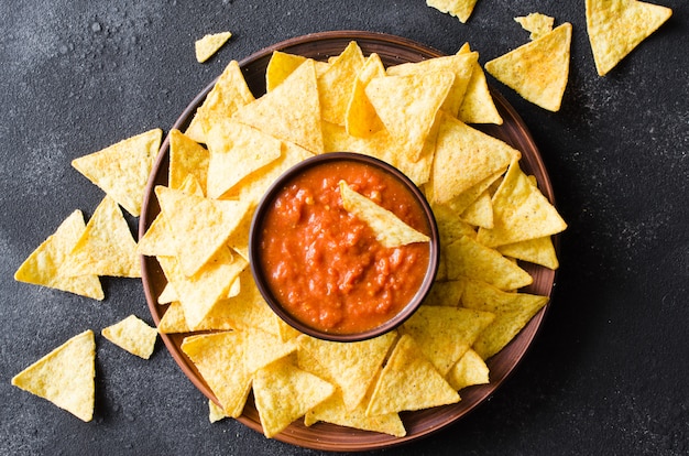 Chips de maïs Nachos à la sauce tomate épicée.