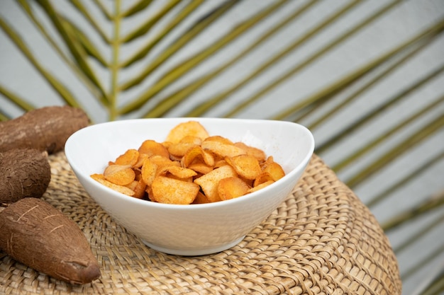 Photo des chips de manioc biologiques dans un bol en indonésie des collations épicées chaudes populaires de près