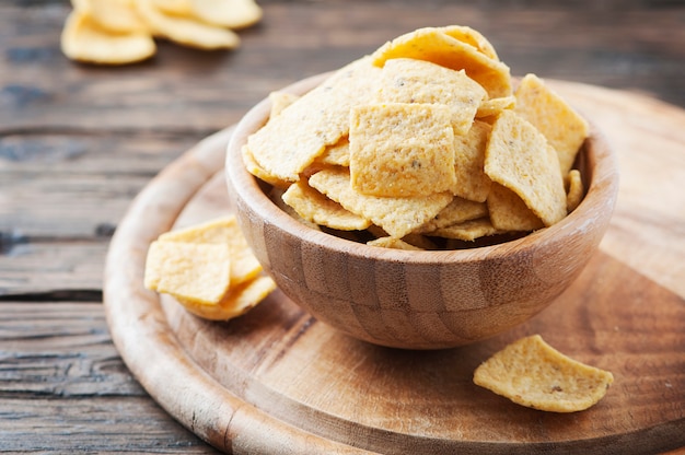 Chips mexicaines sur la table en bois