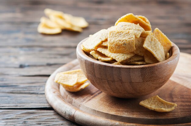 Chips mexicains traditionnels sur la table en bois