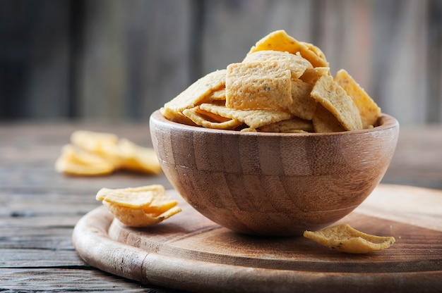 Chips mexicains traditionnels sur la table en bois