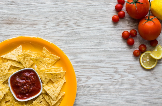 Chips de nachos mexicains sur fond de bois