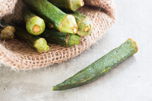 Chips d&#39;okra sains sur fond propre